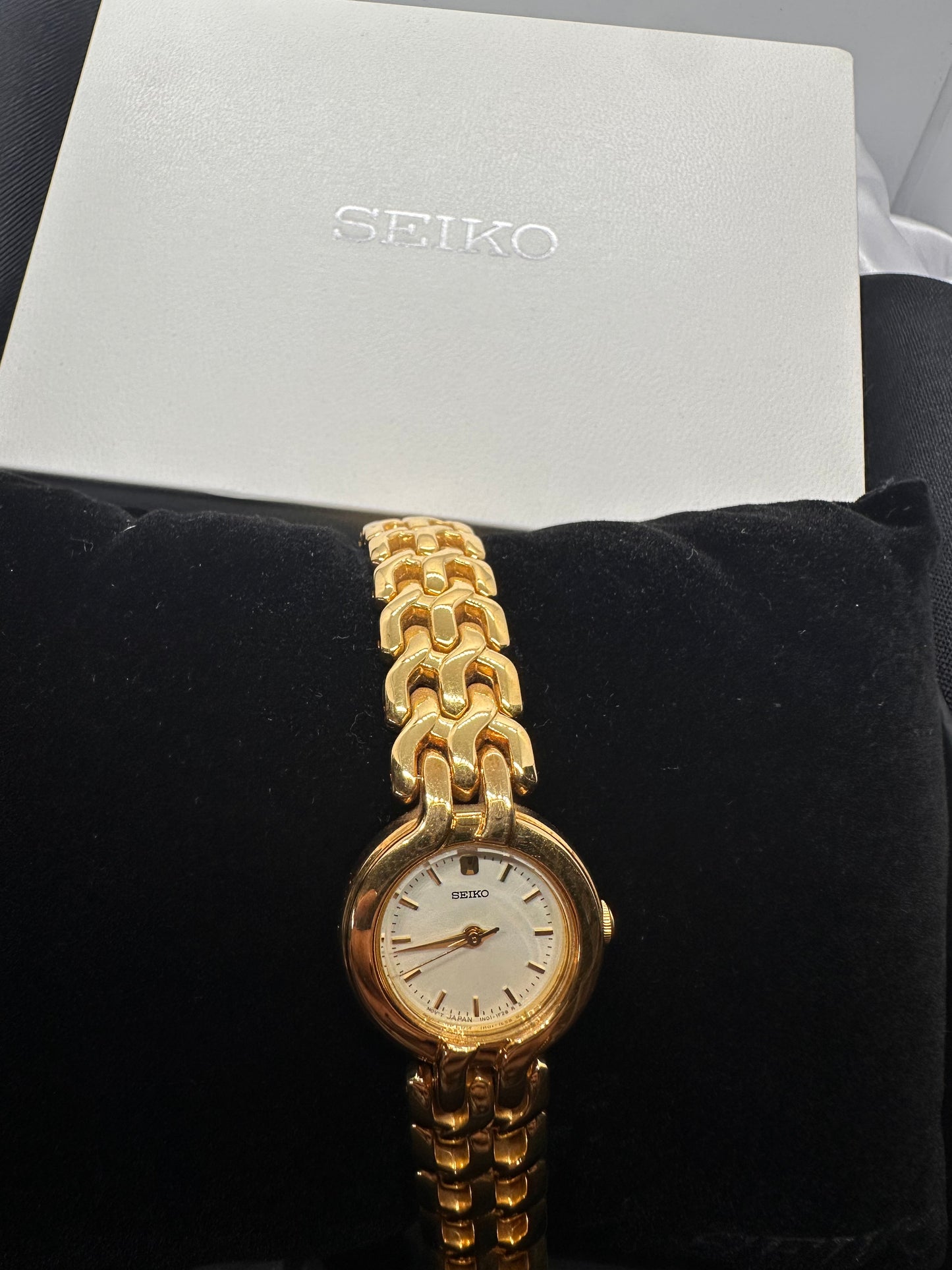 VINTAGE WOMENS SEIKO MOTHER OF PEARL MOP DIAL GOLD-TONE WATCH