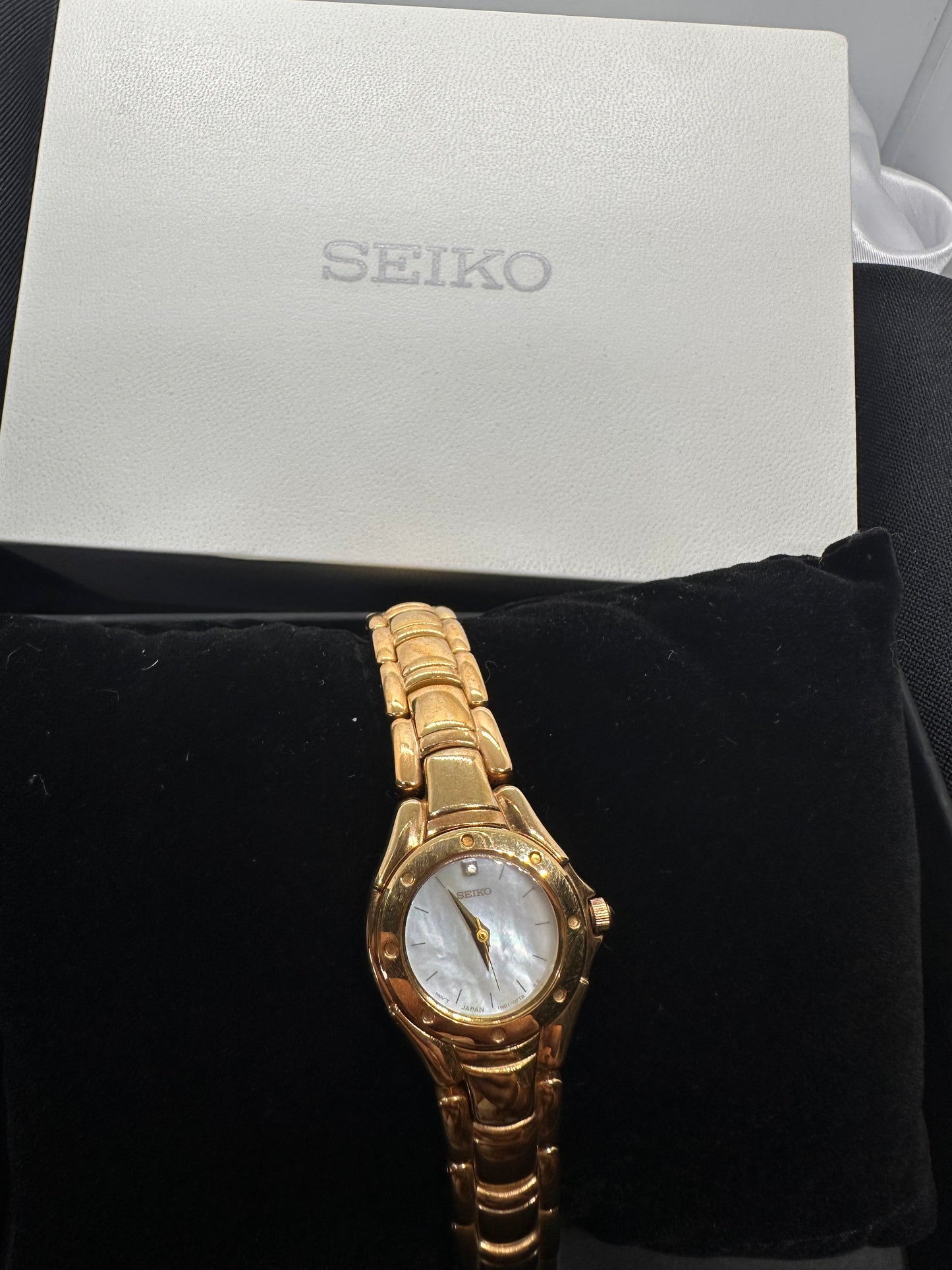 Seiko
White/Gold