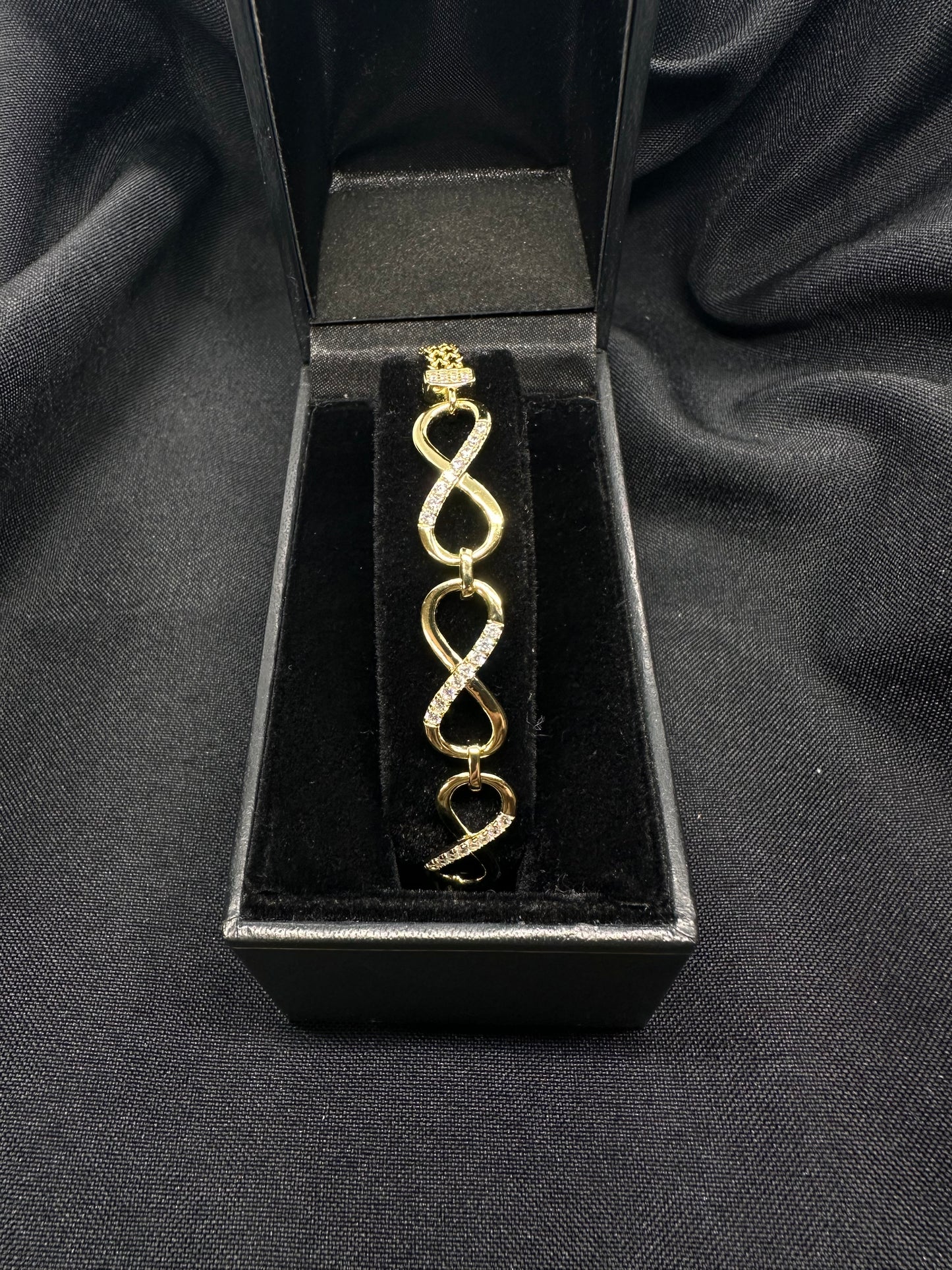 Infinite bracelet